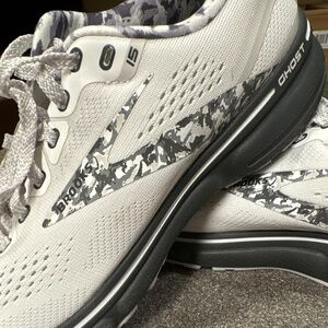 NEW Brooks Women’s Ghost 15 White/Ebony/Oyster size 8.5